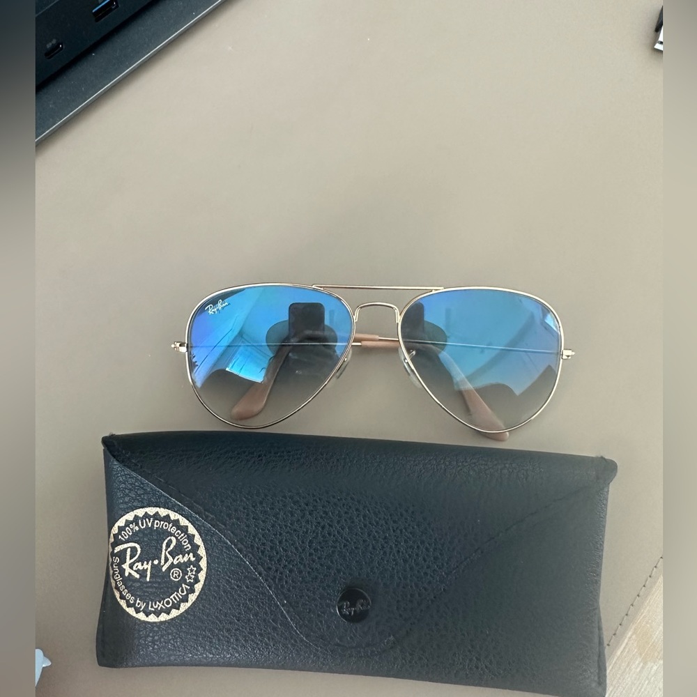 Woman’s authentic aviator ray bans